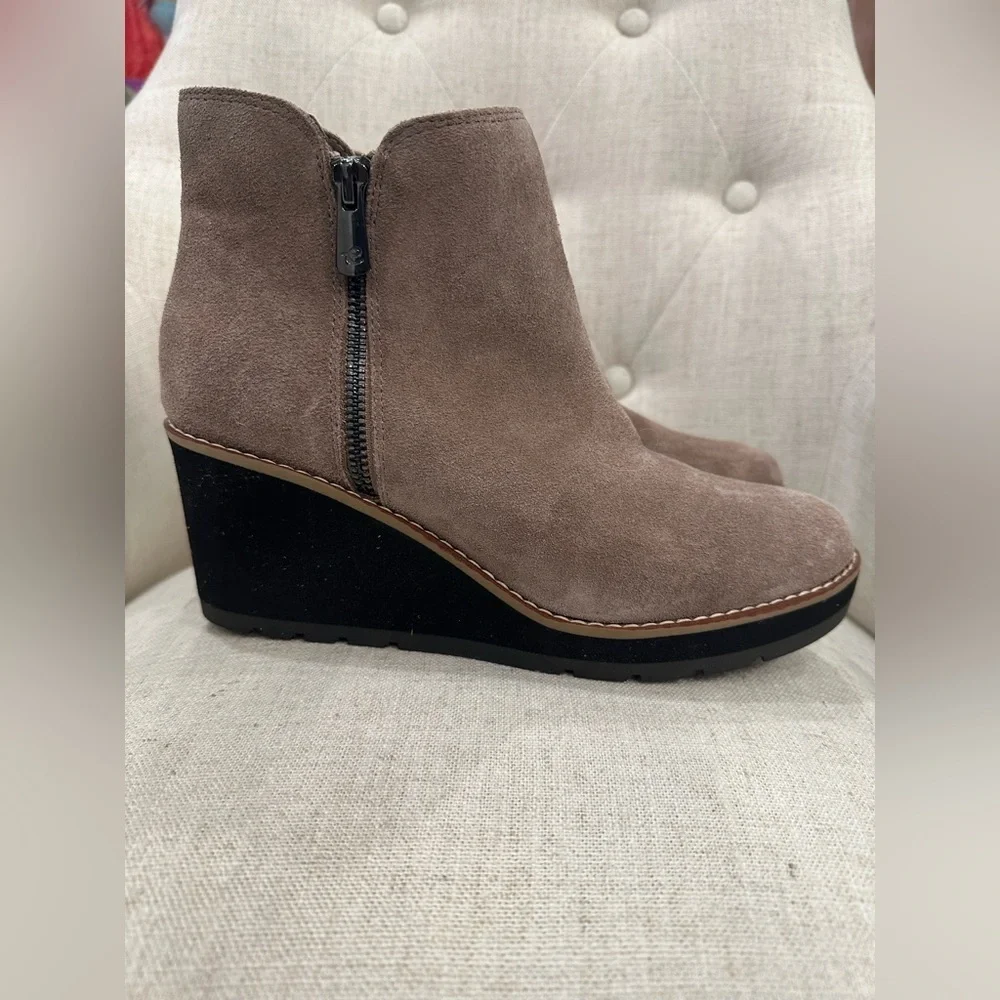 Easy Spirit Women's 8 Jayda Tan Brown Suede Wedge Booties Boots Zip Casual NEW